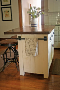 Black kitchen island completed by back chairs 7